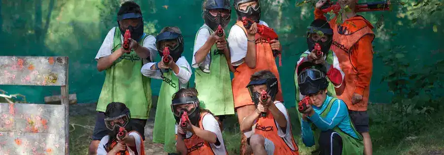 Équipe paintball en tenue, masques et marqueurs prêts