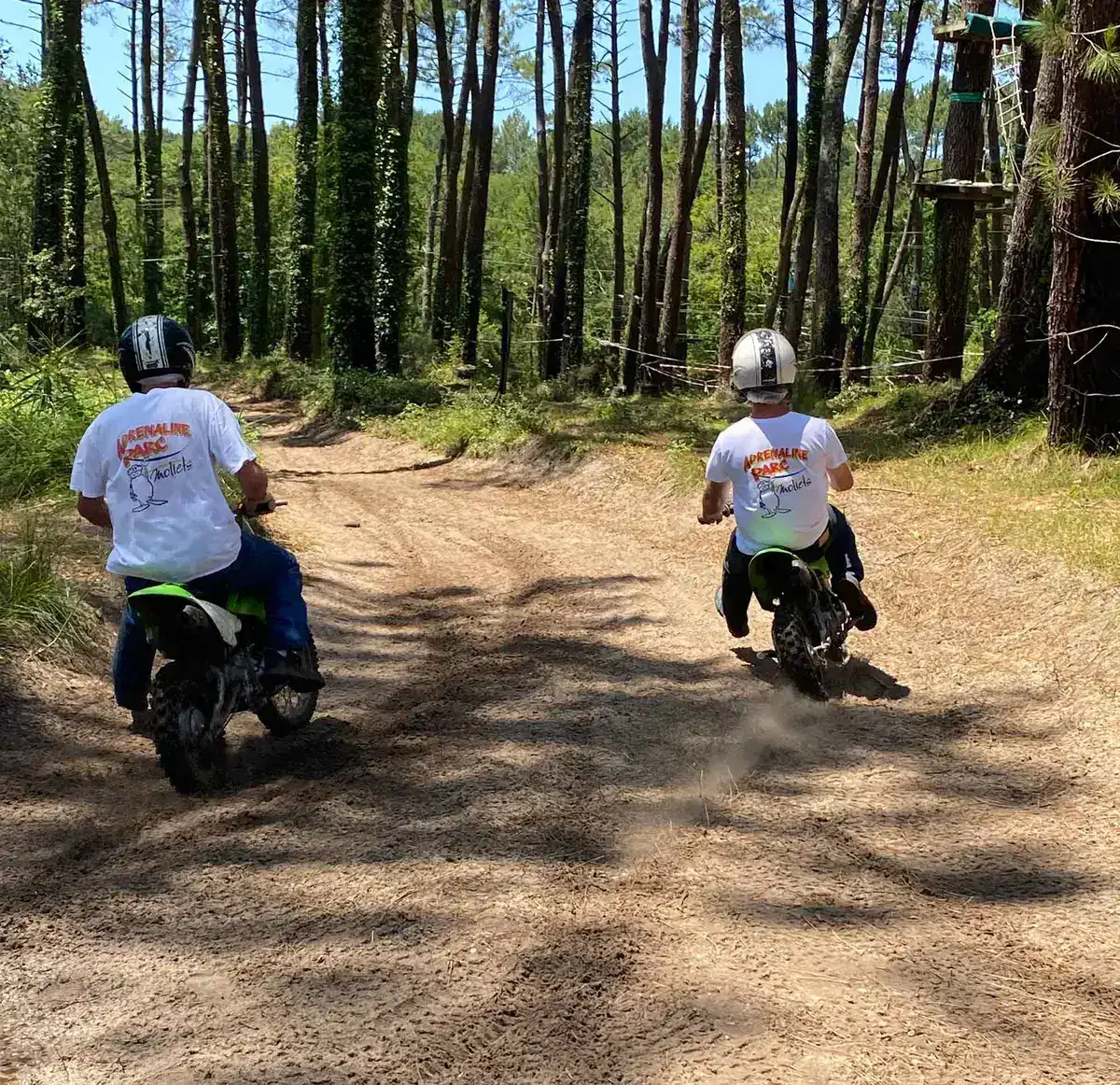Deux pilotes en mini-moto sur la piste de sable