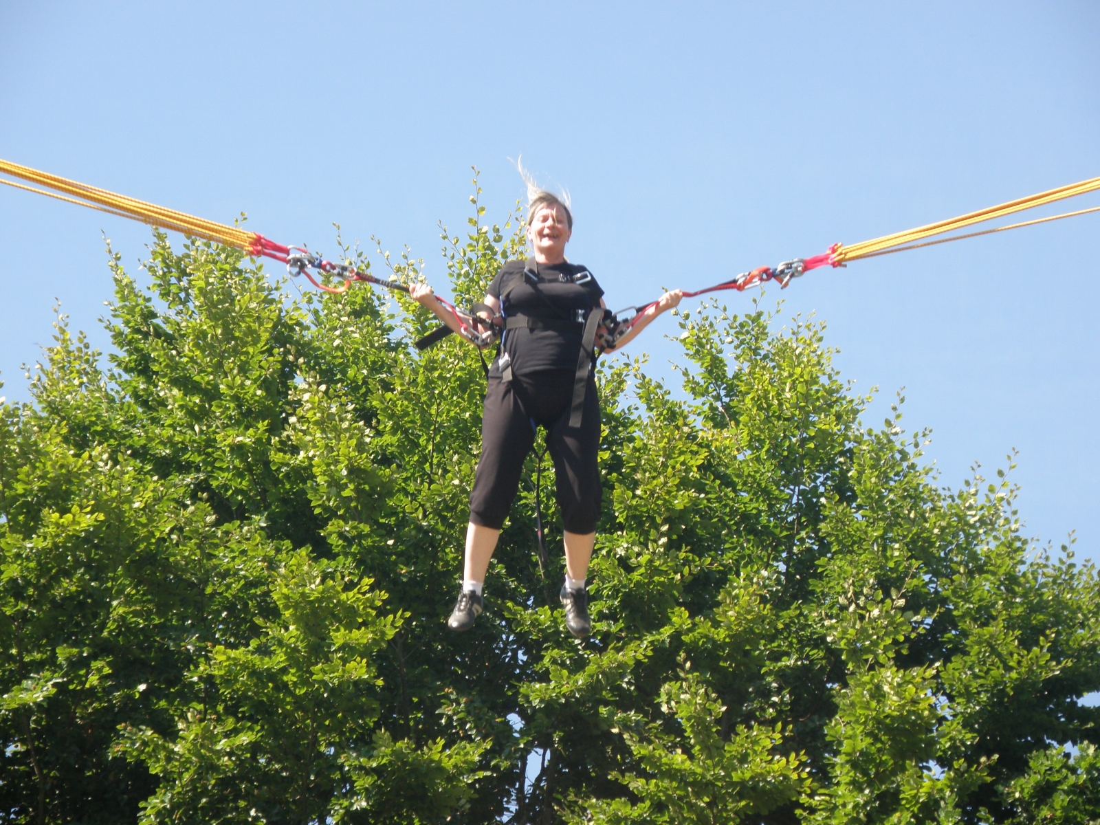 Enfant en harnais sur une passerelle, parcours aventure pour les plus jeunes