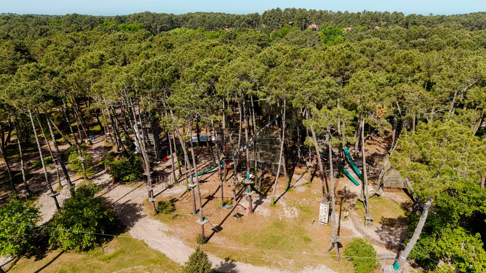 Vue aérienne d'Adrénaline Parc au cœur de la pinède landaise