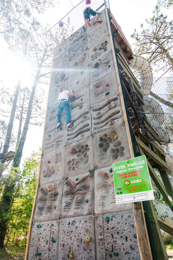 Grimpe sur le mur d'escalade