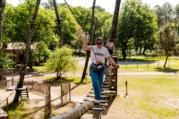 Pont singe sur le parcours d'initiation