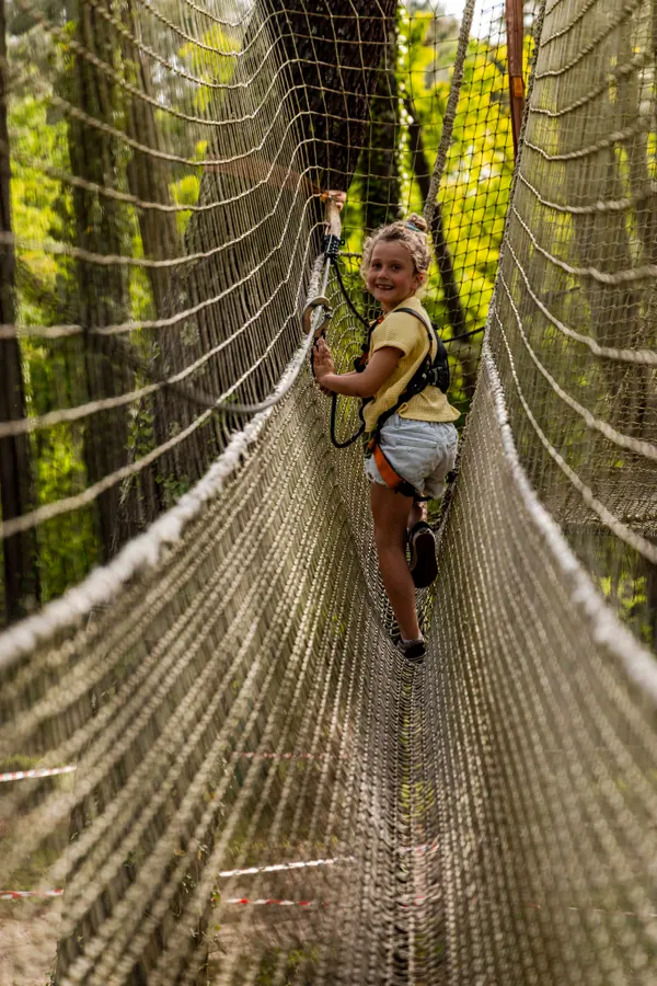 Enfant en harnais sur parcours aventure