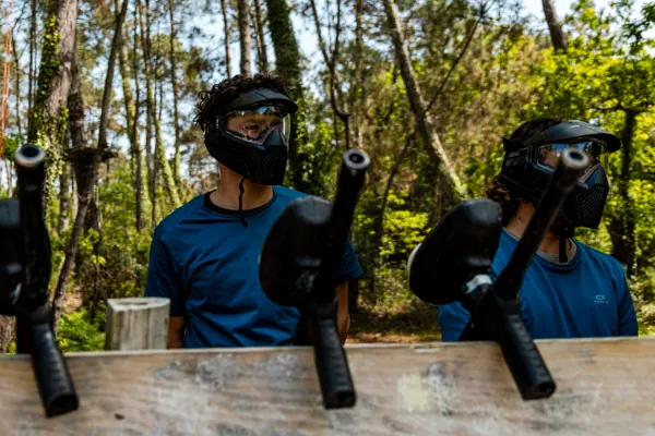 Joueurs paintball masqués, prêts à jouer