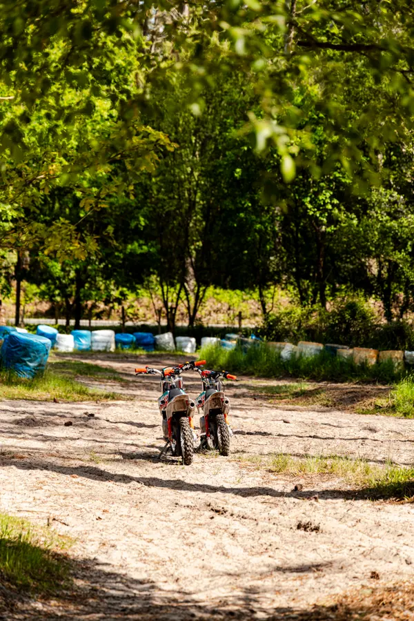 Deux mini-motos sur piste de sable