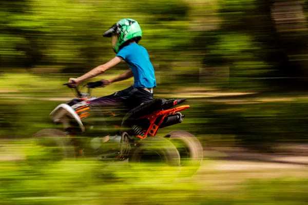 Enfant à quad en motion blur