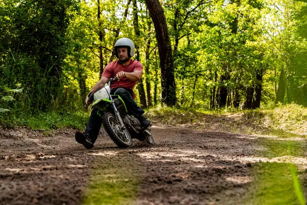 Mini-moto verte sur la piste