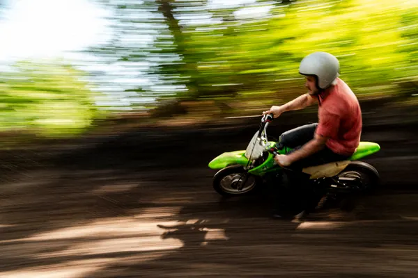 Mini-moto verte en motion blur