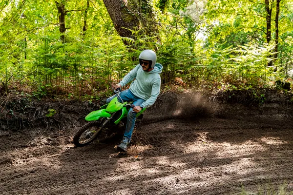 Mini-moto cross en virage serré