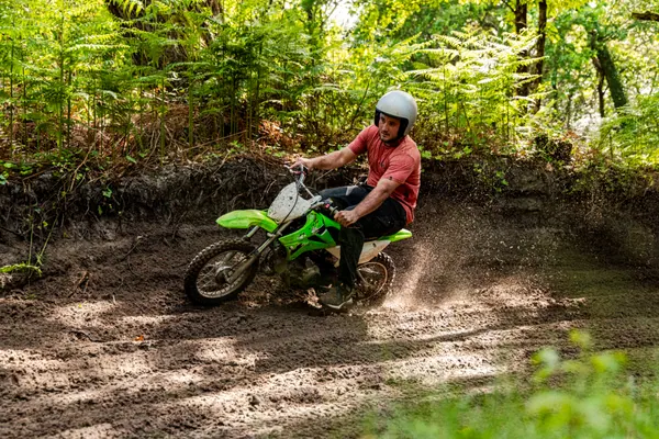 Mini-moto cross en virage avec sable