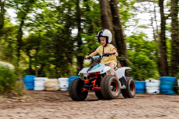 Pilote moto cross dans les arbres