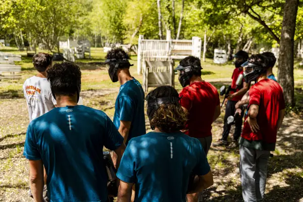 Équipe paintball en tenue, masques et marqueurs prêts
