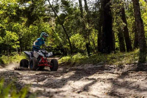 Deux pilotes en mini-moto sur la piste de sable